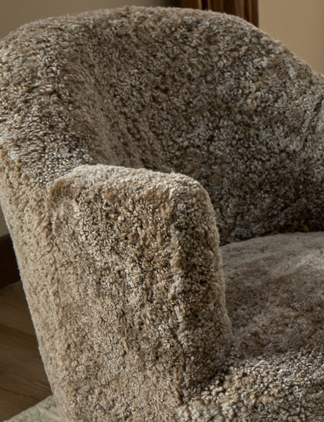 #color::taupe-shearling