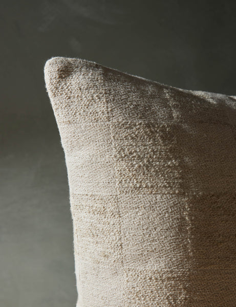 #style::square #style::lumbar #fill type::with-feather-down-insert #color::natural #fill type::pillow-cover-only